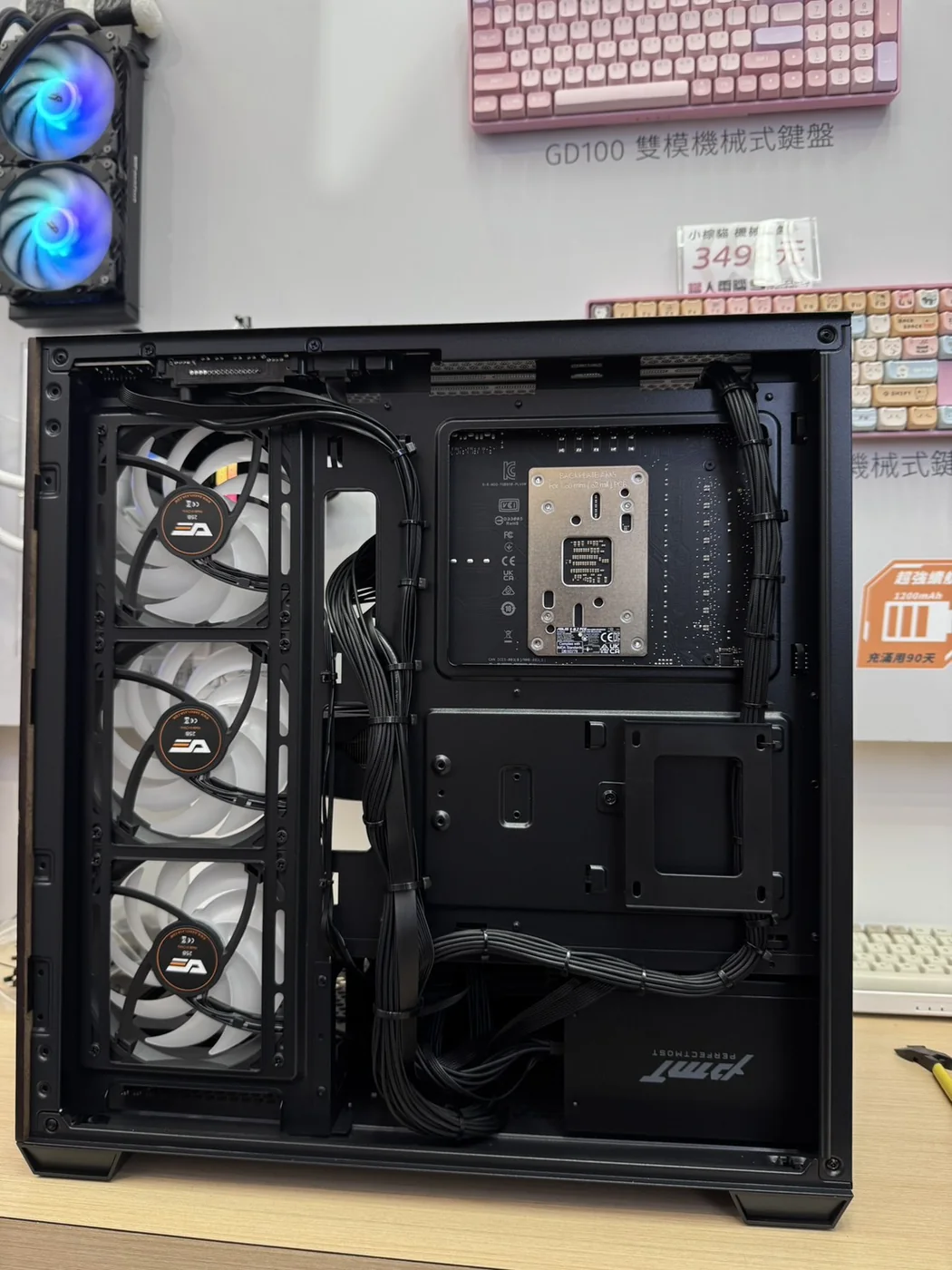 黑色電腦主機背板線材整理細節