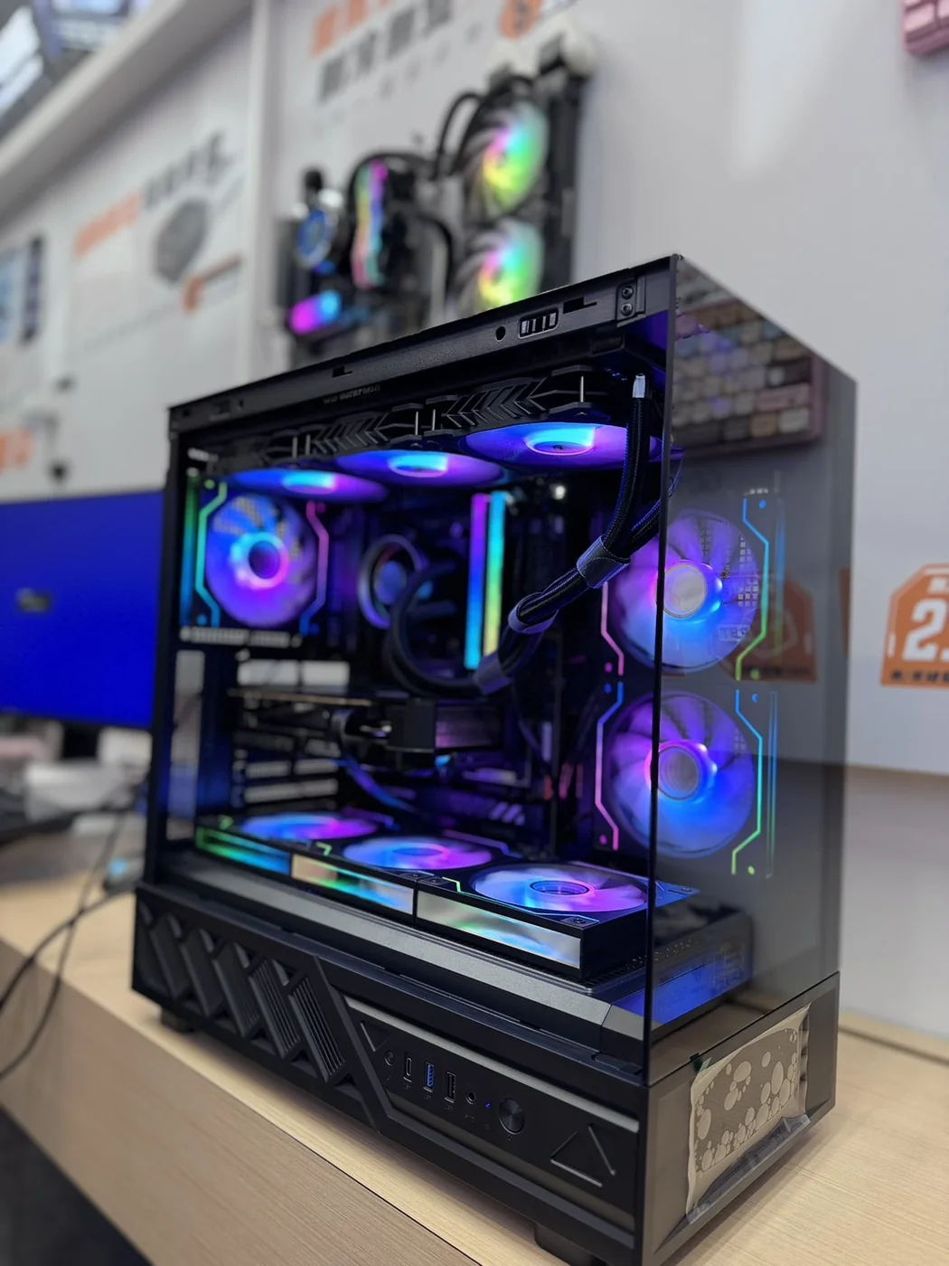 黑色電腦主機搭配明亮 RGB 風扇