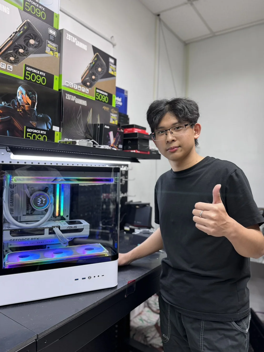 小洋在工作室展示親手組裝的白色電競主機