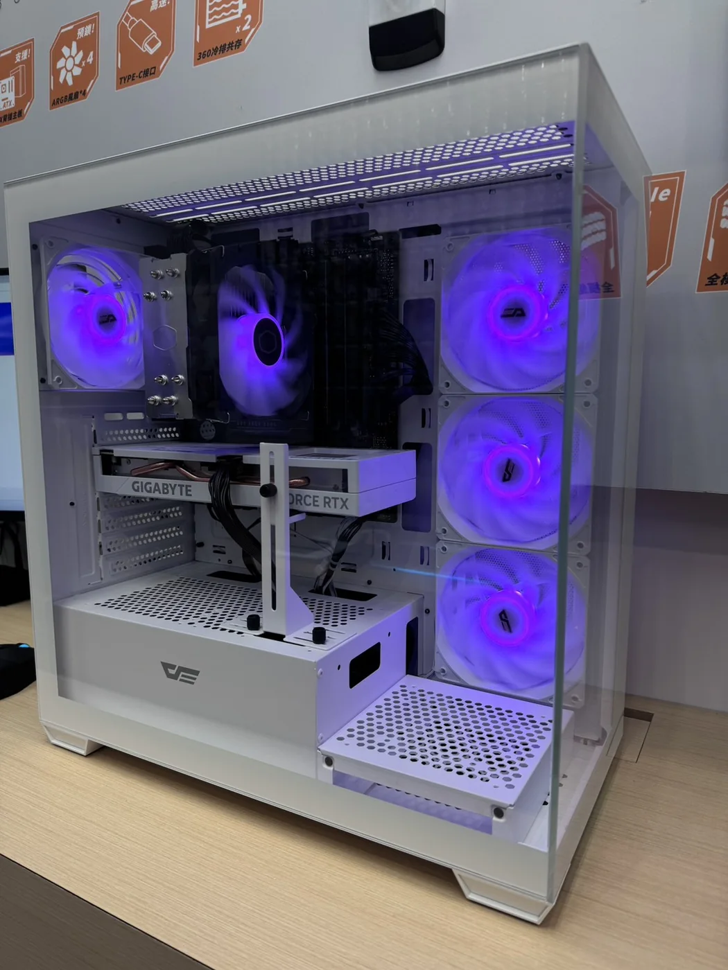白色電腦主機搭配紫色 RGB 燈效