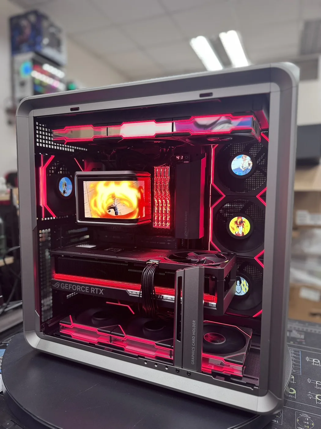 黑色電腦主機搭配紅紫色 RGB 燈效