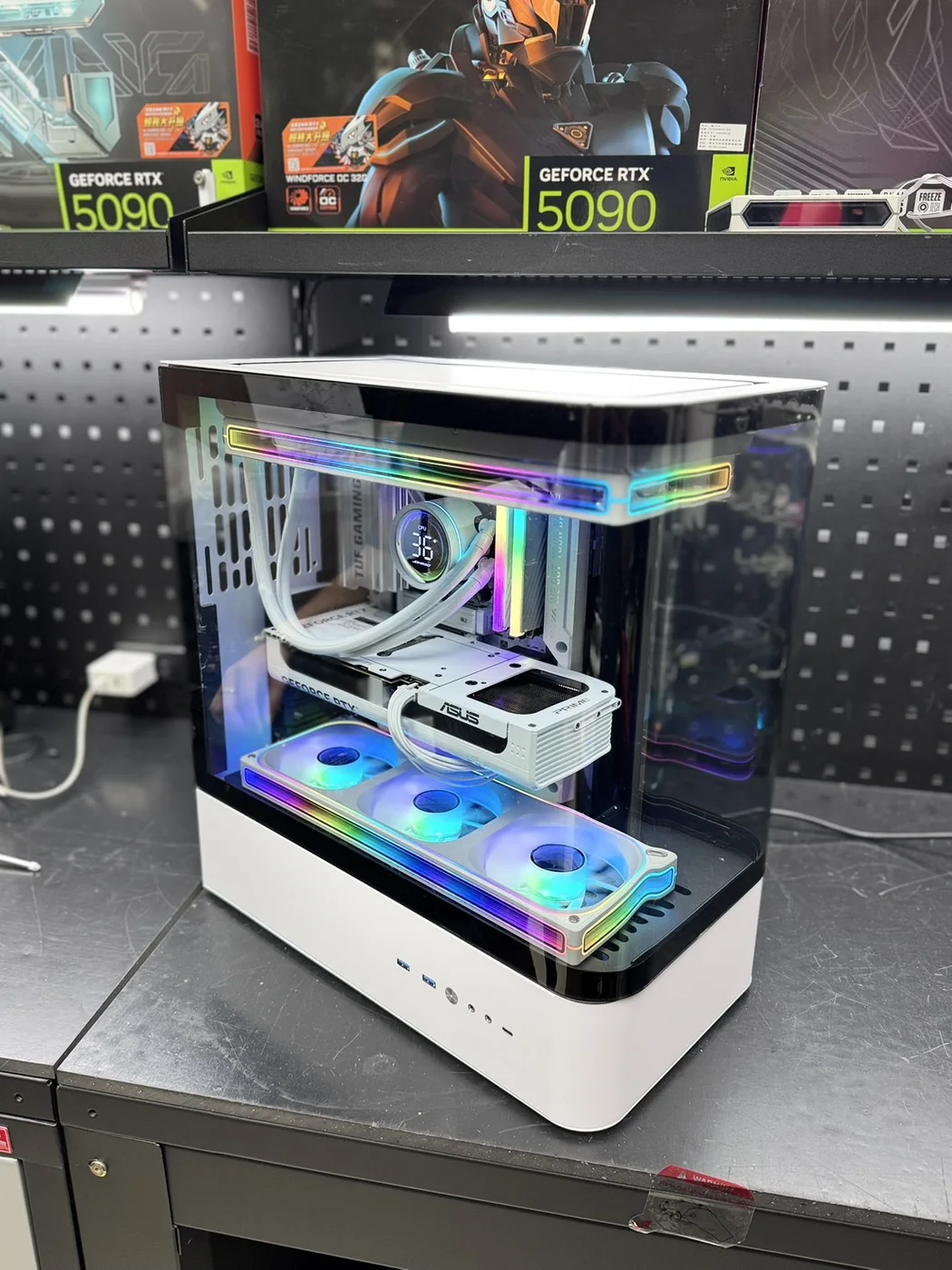 白色電腦主機與整齊的內部配置