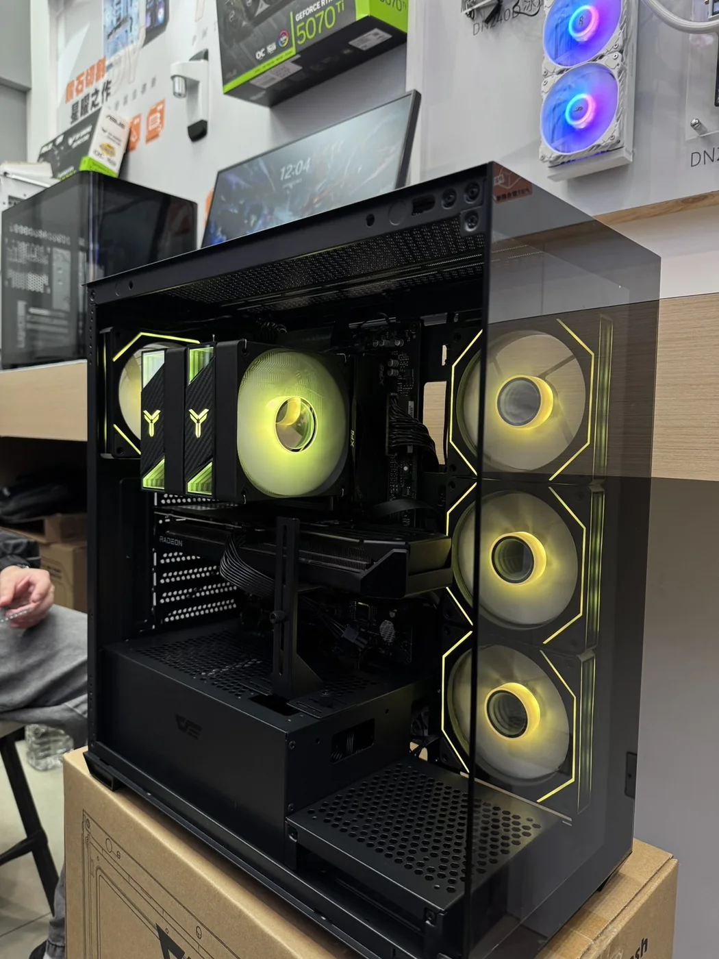 黑色電腦主機搭配黃綠色 RGB 風扇