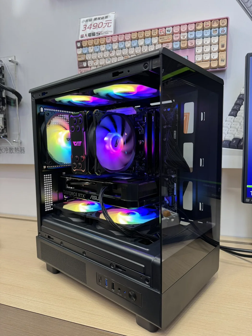 搭載多彩風扇燈效的黑色電競主機