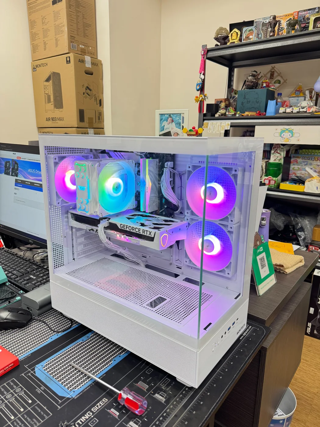 白色機殼搭配彩色 RGB 燈效的電腦主機