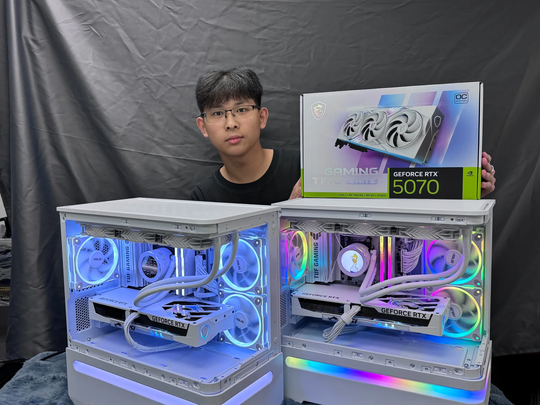 小洋在工作室展示親手組裝的電競主機